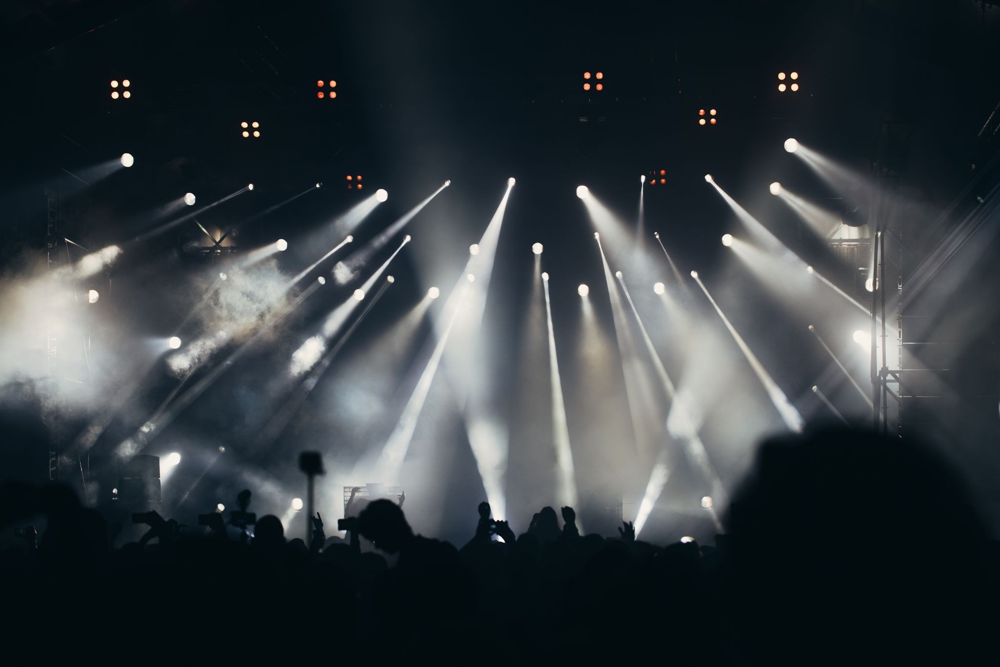 How can concert reviews help choose which shows to attend?