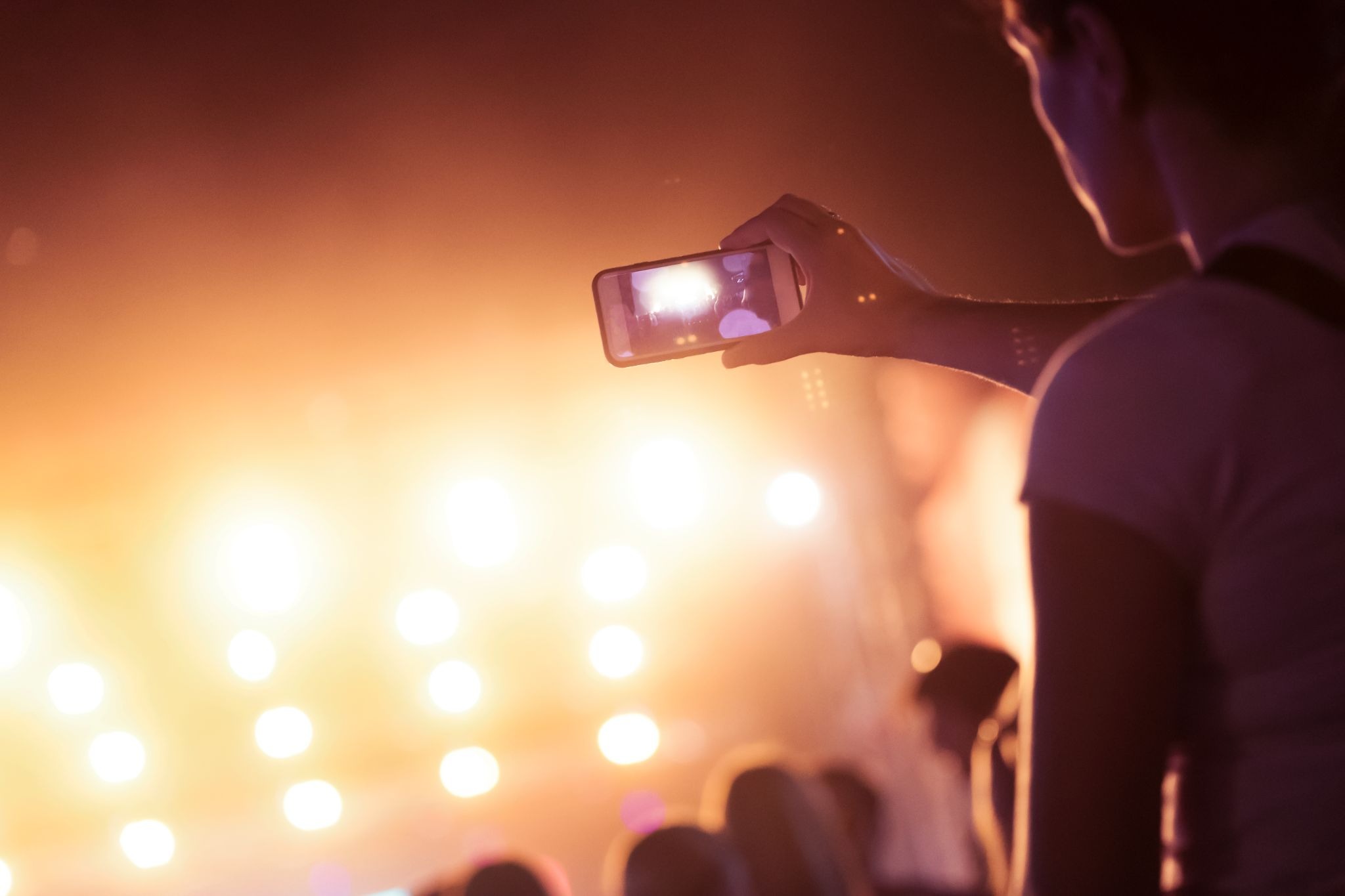 How can live performance clips capture the energy of concerts?